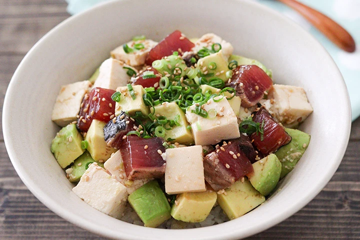 かつおと豆腐のポキ丼