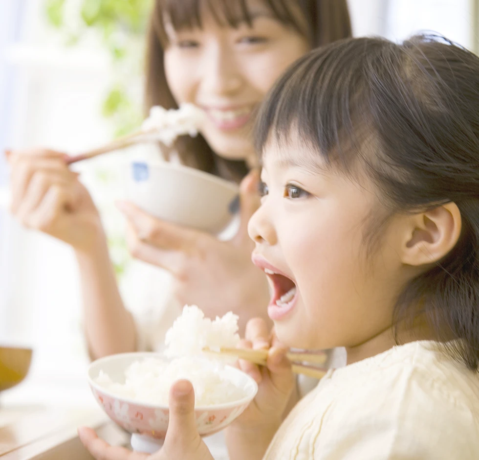 明るく健康的な家族の食卓