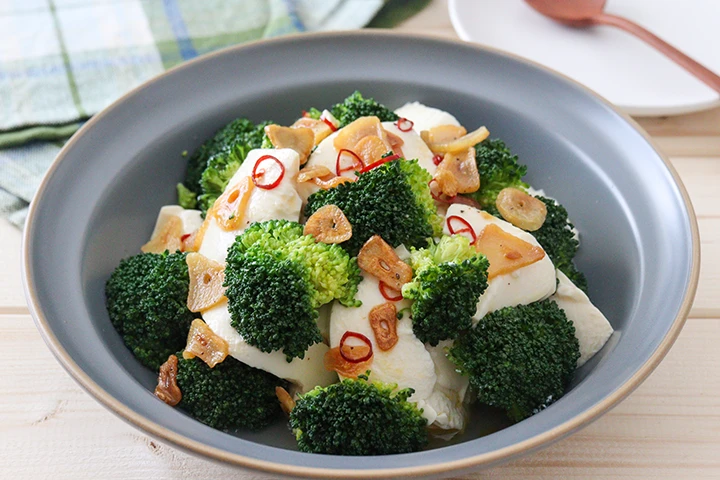豆腐とブロッコリーのペペロンチーノ風サラダ