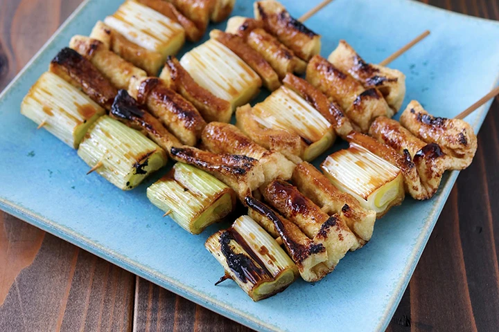 まるで鶏皮!? 昔あげ焼き鳥風